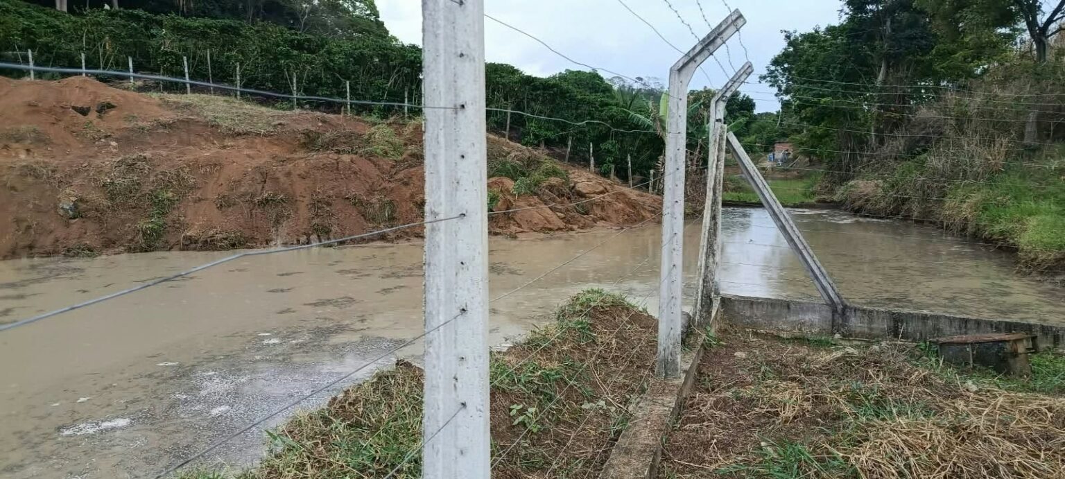 Imagem da notícia: Prefeitura realiza limpeza da represa de captação de água em Monte Senir